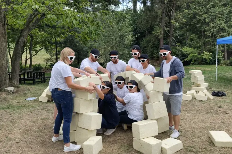 Construction d'igloo en équipe